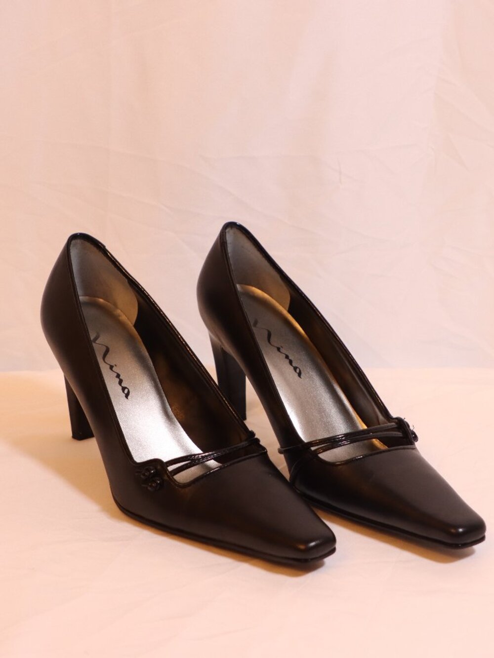 Stylish Black Nina Size 9 Pointed Leather Heels